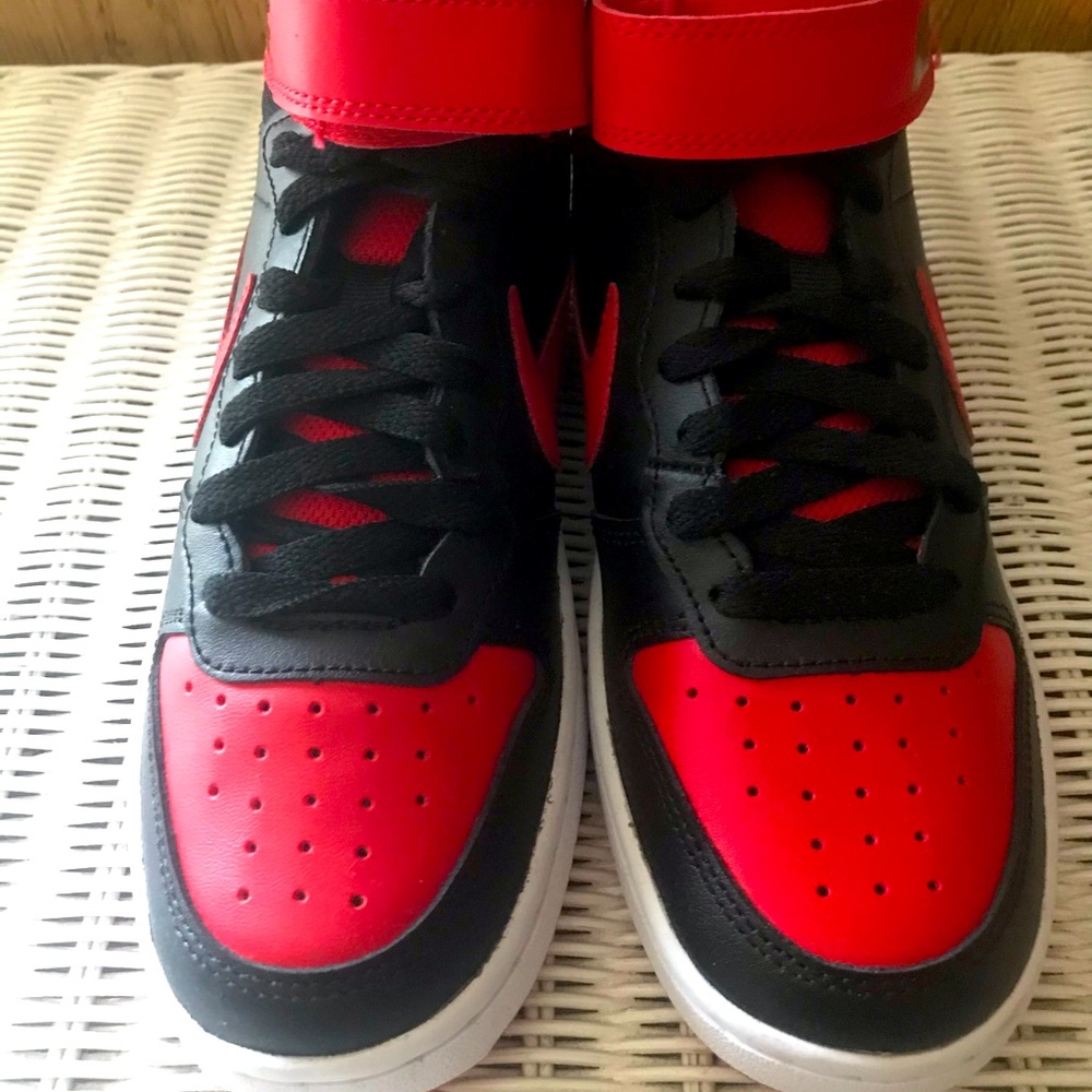 Nike Big Kid Court Borough Mid 2 (Size 4)